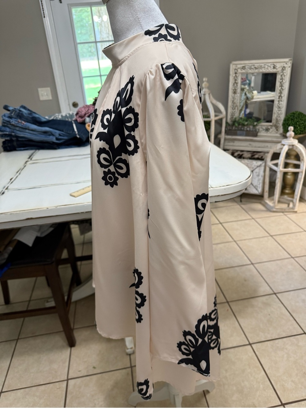 Ivory and Black Floral Embroidered Women’s Kimono Top Size 1XL - Picture 7 of 12